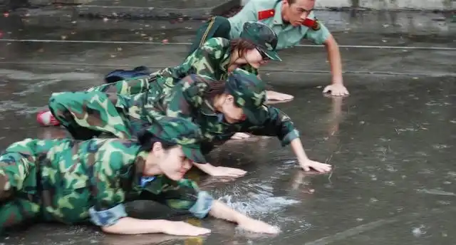 原创学生军训汇演遇大雨校领导全程陪着淋雨网友评论炸开锅