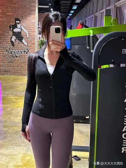 自信与美丽:黑衣女子健身房自拍摄影