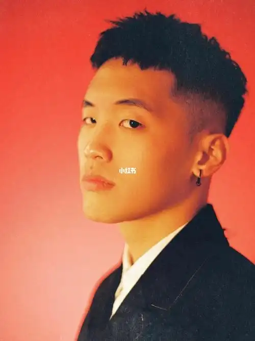 发型男生狗啃式短发