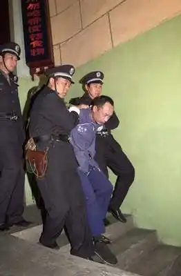 图文:宣判死刑后被押出公审会场的靳如超