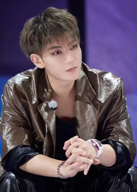 黄子韬徐艺洋香港过七夕穿情侣装逛街徐艺洋大长腿吸睛