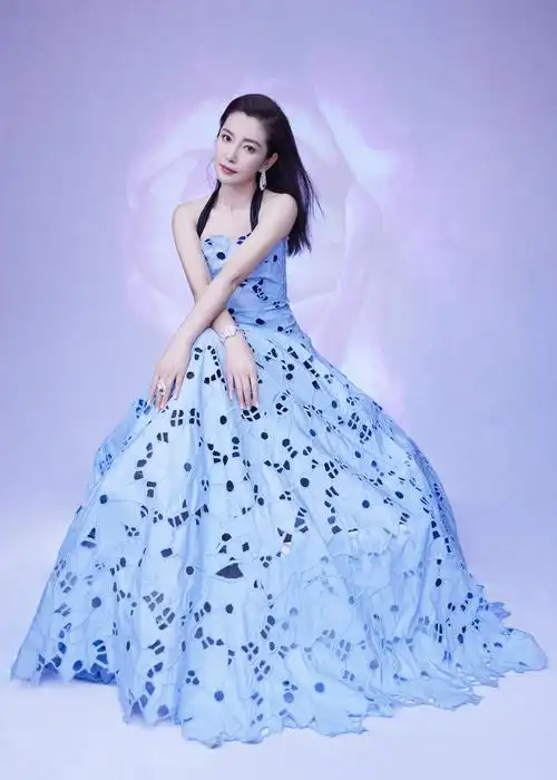 李冰冰身穿一袭蓝色礼服裙优雅亮相,镂空的花瓣设计尽显别致