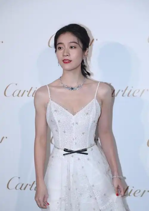 23岁张雪迎也忒甜穿白色吊带裙温柔浪漫好似冰雪公主