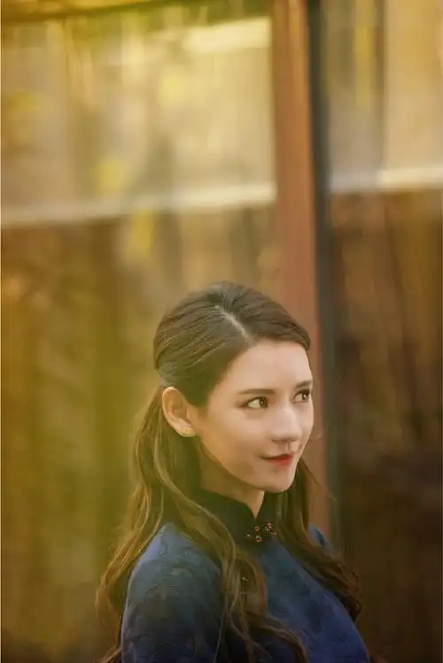 蓝色蕾丝旗袍图片(《韫色过浓》甜蜜热播,张予曦复古造型好美,蓝色