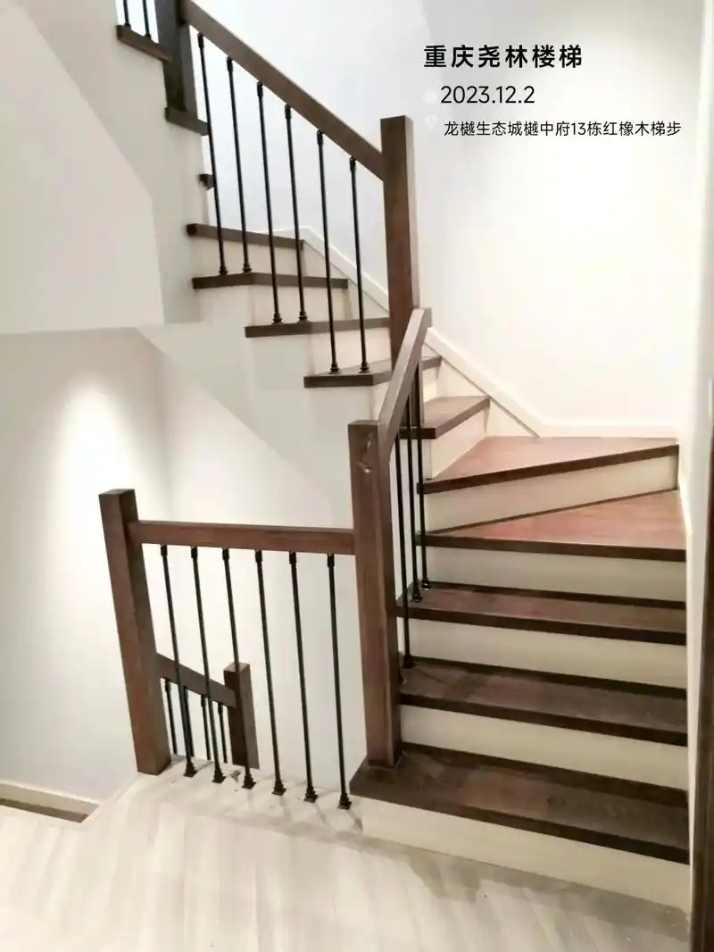 红橡实木楼梯配铁艺栏杆.