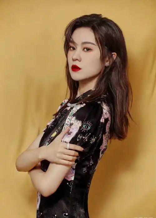 原来郁可唯这么会穿,黑色印花旗袍配高跟凉鞋,浓浓的复古气质_设计