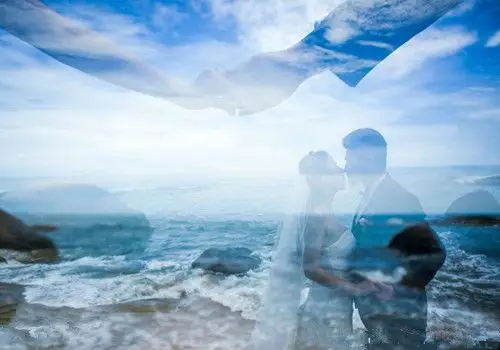 海边浪漫唯美婚纱照图片_海天一色与你相爱_情侣图片