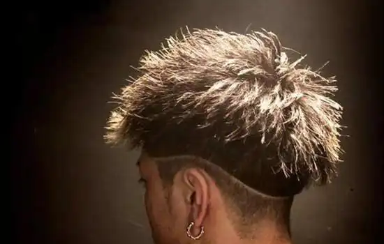 棕色深色调的闷青色很适合男生选择,染上闷青色的这一款男色发型