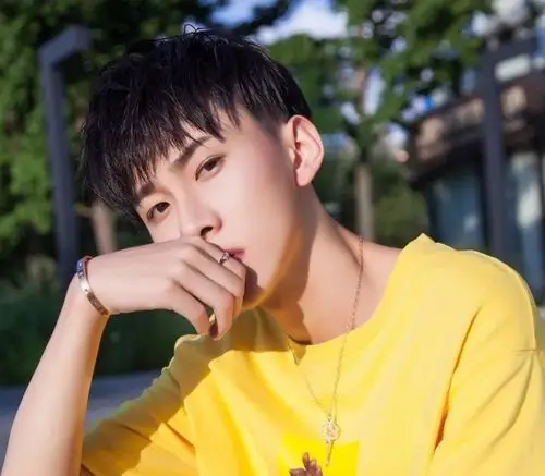 杨清柠凌晨更博我跟你走,王乐乐霸气回复你是我的,网友:和好吧