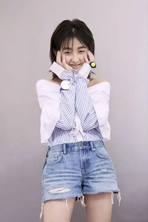 张子枫#5岁出道,9岁就与胡歌同台领奖,14岁出演坏人吓得人心里发毛