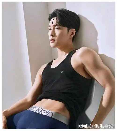 张艺兴平时也比较喜欢运动健身,身材一直保持的很好,八块腹肌明显让人