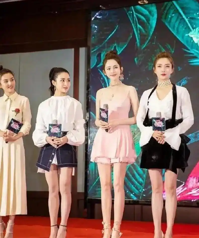 网友:古力娜扎赢了身高,江疏影全靠颜值撑着. 676767