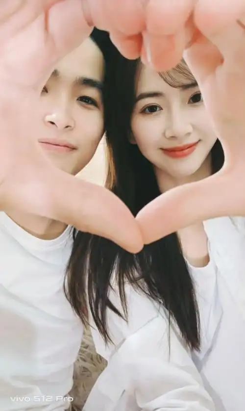 让人羡慕的情侣合照一部vivos12pro就够了