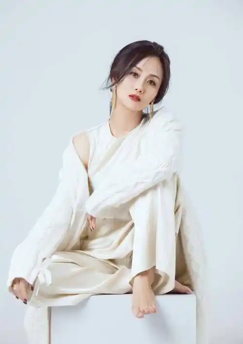 "国民妈妈"李颖秀身材,连衣裙穿出蚂蚁腰,手拿五位数包包超豪_时尚