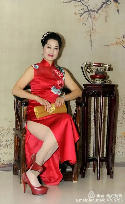 旗袍女人的本身,就有一种韵味,身上散发出内外兼修的气质,优雅妩媚