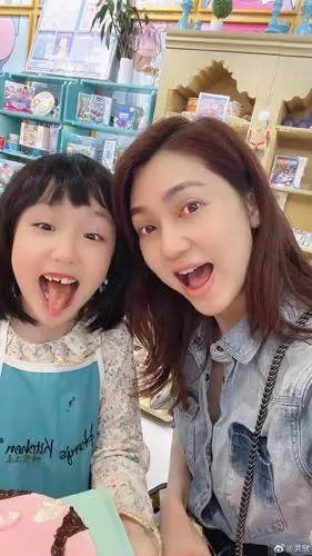 洪欣获女儿送手作蛋糕 7岁彤彤像爸爸张丹峰