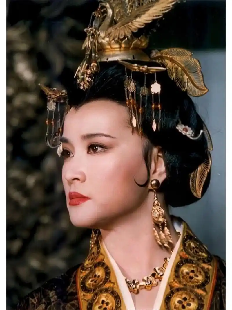 武则天 | 武媚娘 刘晓庆在1995年电视剧《武则天》中饰演武媚娘,是