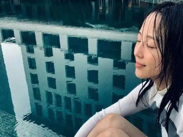 张钧甯晒绝美素颜游泳照,意外曝光伤情令粉丝心痛