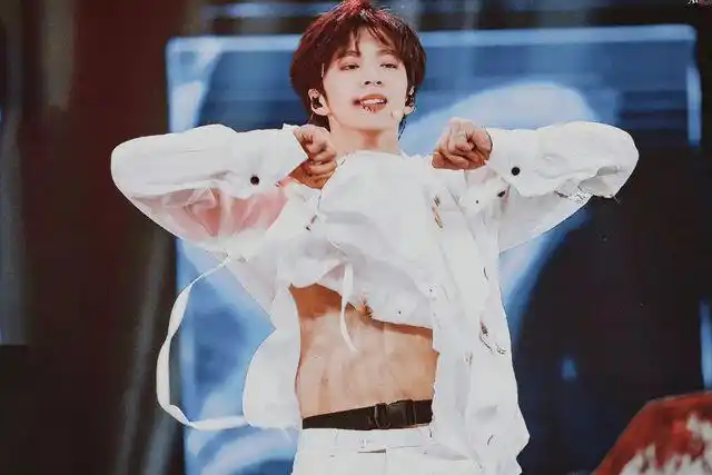 刘耀文与张一山秀腹肌惹争议,导演吴彤被"围攻",操作让人迷惑|沙溢