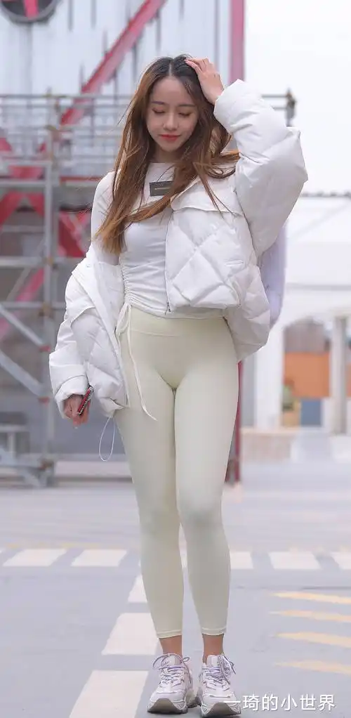 紧身瑜伽裤虽好看,但浅色的半透效果尴尬,一定要多加注意_运动_身体