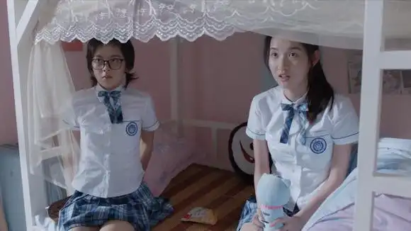 少年派:妙妙和小琪在宿舍偷玩手机,被老师误会理解,笑死了!