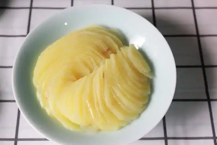 17,将土豆片摆盘.