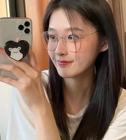 "戴眼镜"的女生这样妆容,眼睛更有灵动!提升颜值,更有氛围感