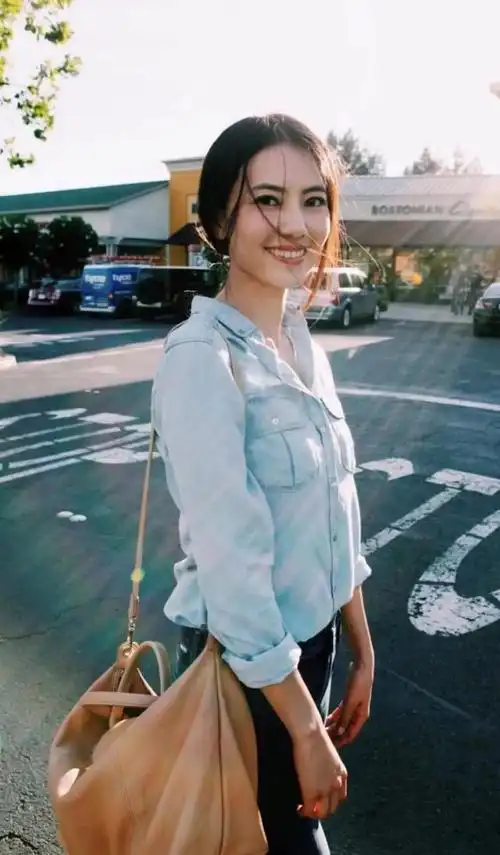 高圆圆一家三口罕见同框!4岁女儿身高猛长像爸爸,居内地显幸福