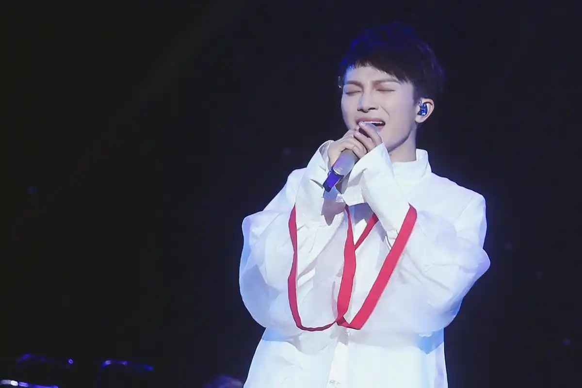 周深"深龄其境"上海演唱会举行 空灵嗓音演绎多首作品