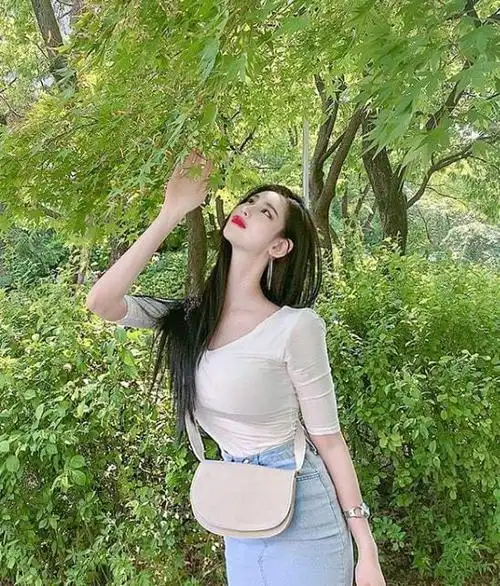 皮肤白皙的大学女生爱健身更爱美食身材高挑惹人注目