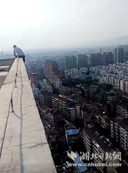 男子丢手机爬上酒店天台 以跳楼相要挟索赔