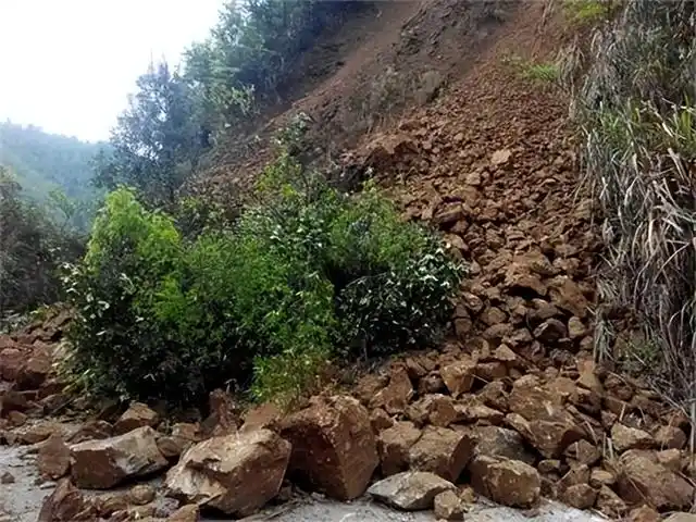 青海海东市发生大面积山体滑坡,造成多人伤亡!如何进行避免?