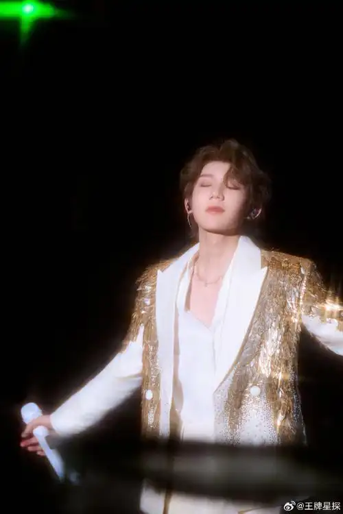 tfboys官方应援棒呢#tfboys王俊凯  王源  易烊千玺出道十年了,连