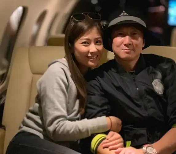 洪天明与老婆庆祝结婚7周年,撇开两个帅儿子 二人世界好甜蜜