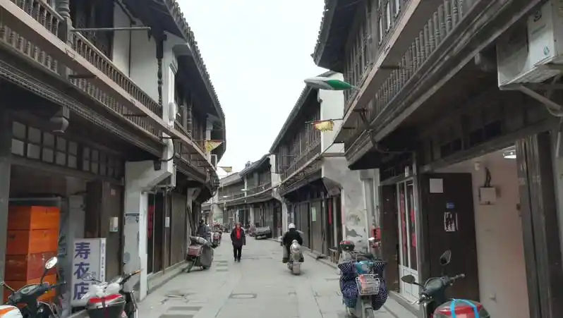 东西街位于庄行市河的北面,东段称东街,西段唤西