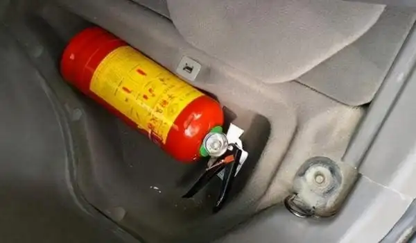 车载灭火器放车上颠簸会爆吗(灭火器需要每年更换吗)  第2张