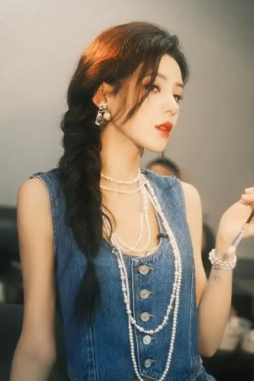叠戴#复古美少女@张予曦上线~ 深蓝牛仔服搭配珍珠项链,侧边编发绝美!