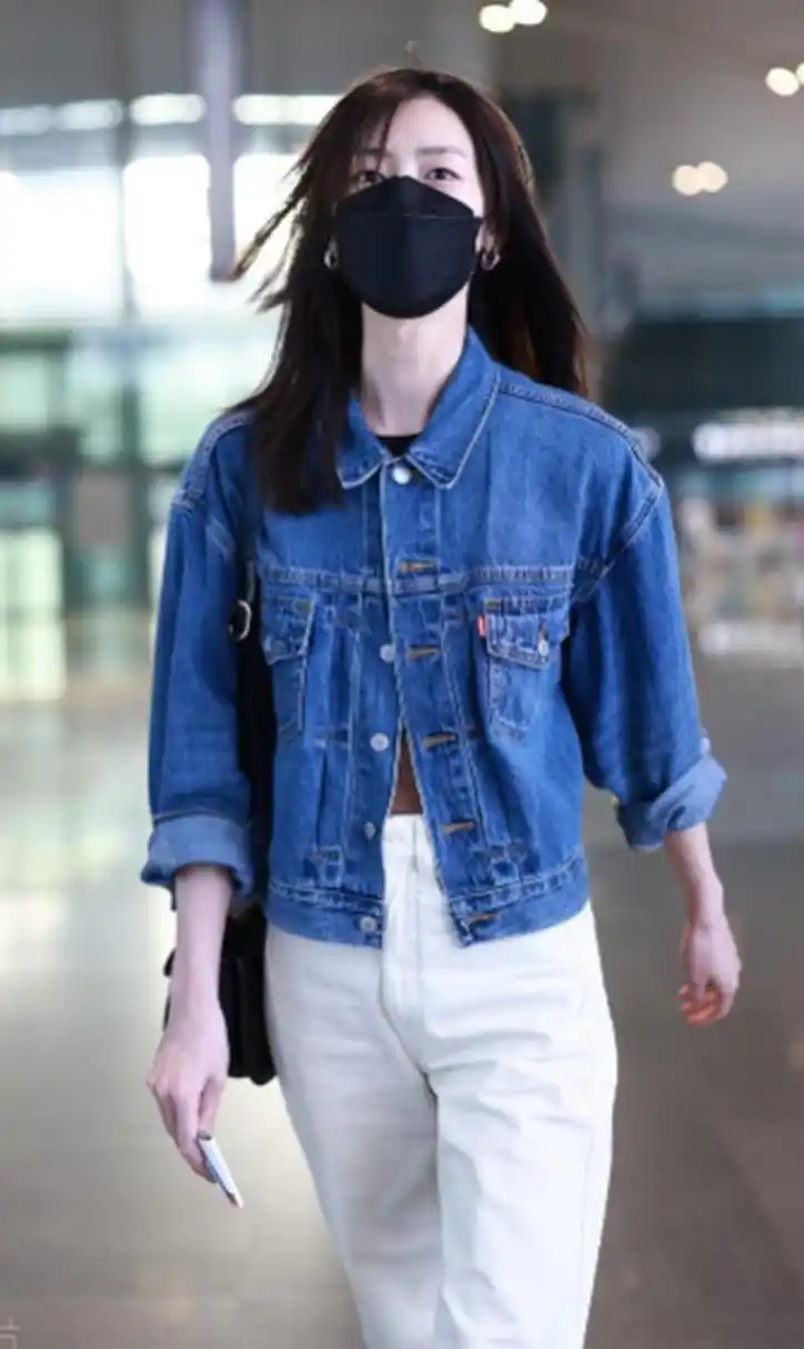 刘雯机场街拍,牛仔外套搭配白色阔腿裤,简约利落!