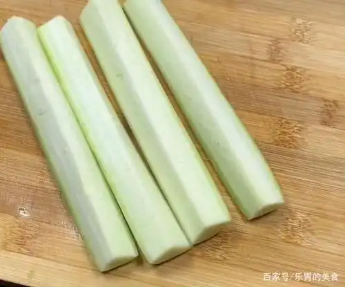 饭店的丝瓜炒蛋为什么那么翠绿不发黑,今天我来教你炒丝瓜秘诀