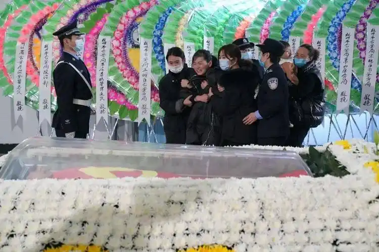 泪别英雄建德市公安局牺牲民警季越坎同志遗体告别仪式举行