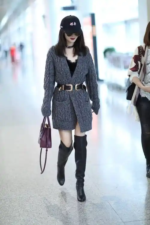 32岁杨幂真会打扮穿抹胸短裙搭配长筒靴水蛇腰大长腿都很抢眼