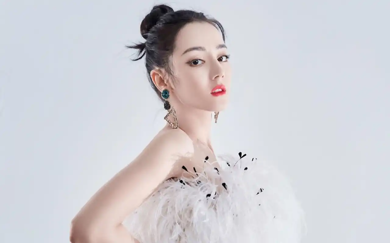 迪丽热巴性感迷人写真桌面壁纸