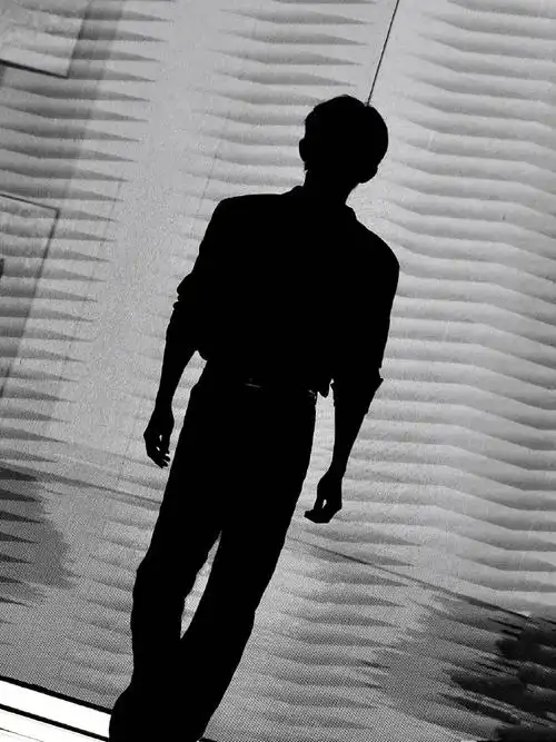 易烊千玺背影a感##易烊千玺见证沙漠奇迹