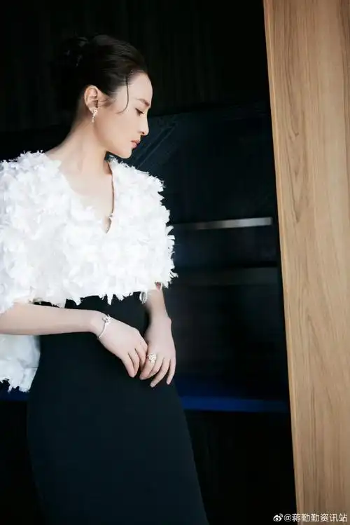 侧颜真的绝美,眼神里的故事感狠狠鲨我,这谁能不爱啊#蒋勤勤东方美人