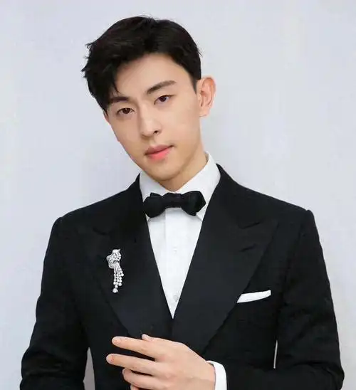 邓伦被封杀一年后,大变样几乎认不出,偷偷开直播向粉丝集资?