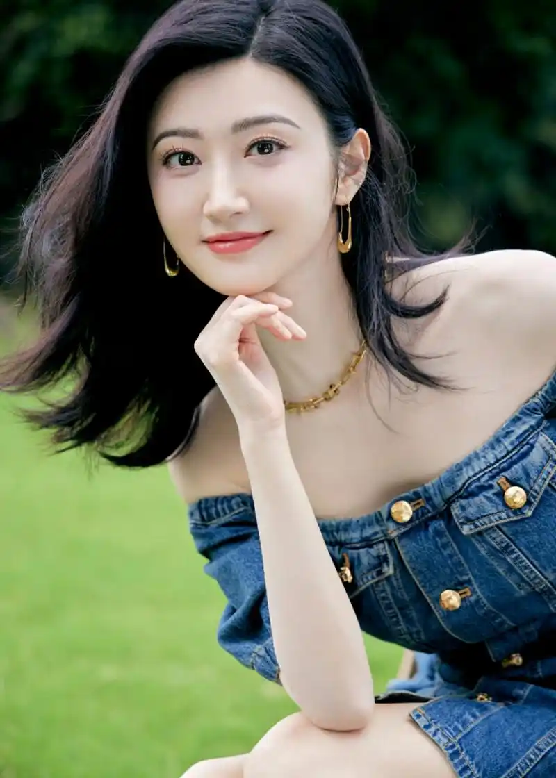 景甜牛仔裙美照,脸上洋溢的微笑有些迷人呀!