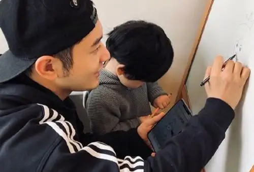 baby儿子小海绵大名遭公开,黄晓明起的很有深意,字字珠玑!