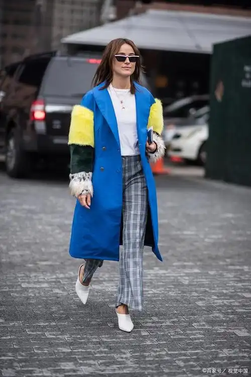 在搭配颜色时,天蓝色与其他颜色相互融合,能够产生出不同的效果.