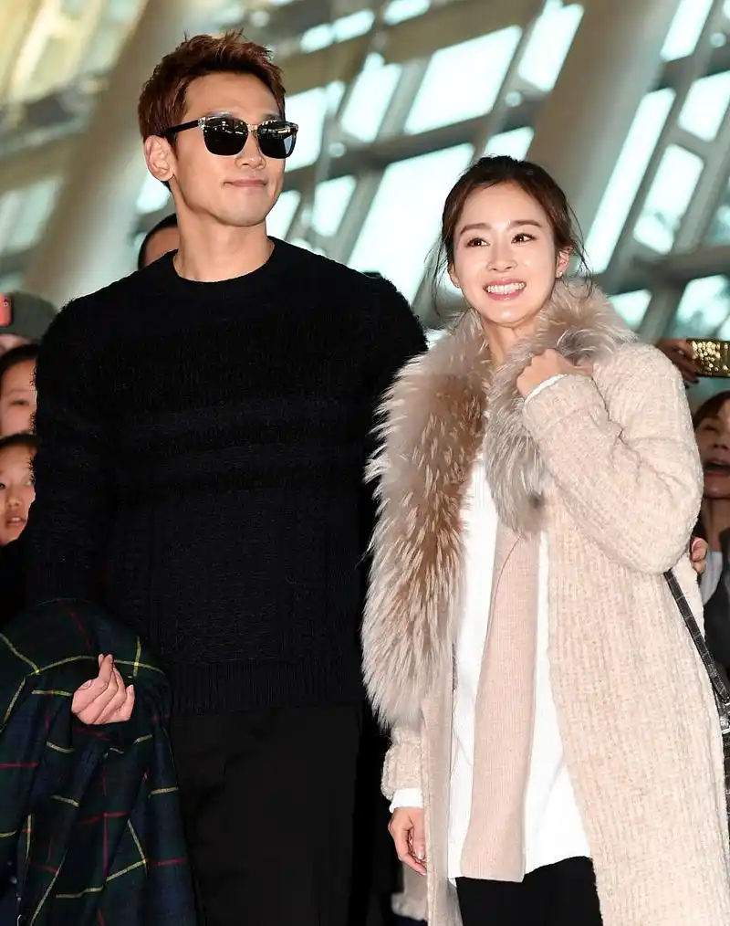 原创金泰熙牵手老公现身,一袭米色外套太气质,扎高马尾还像女学生