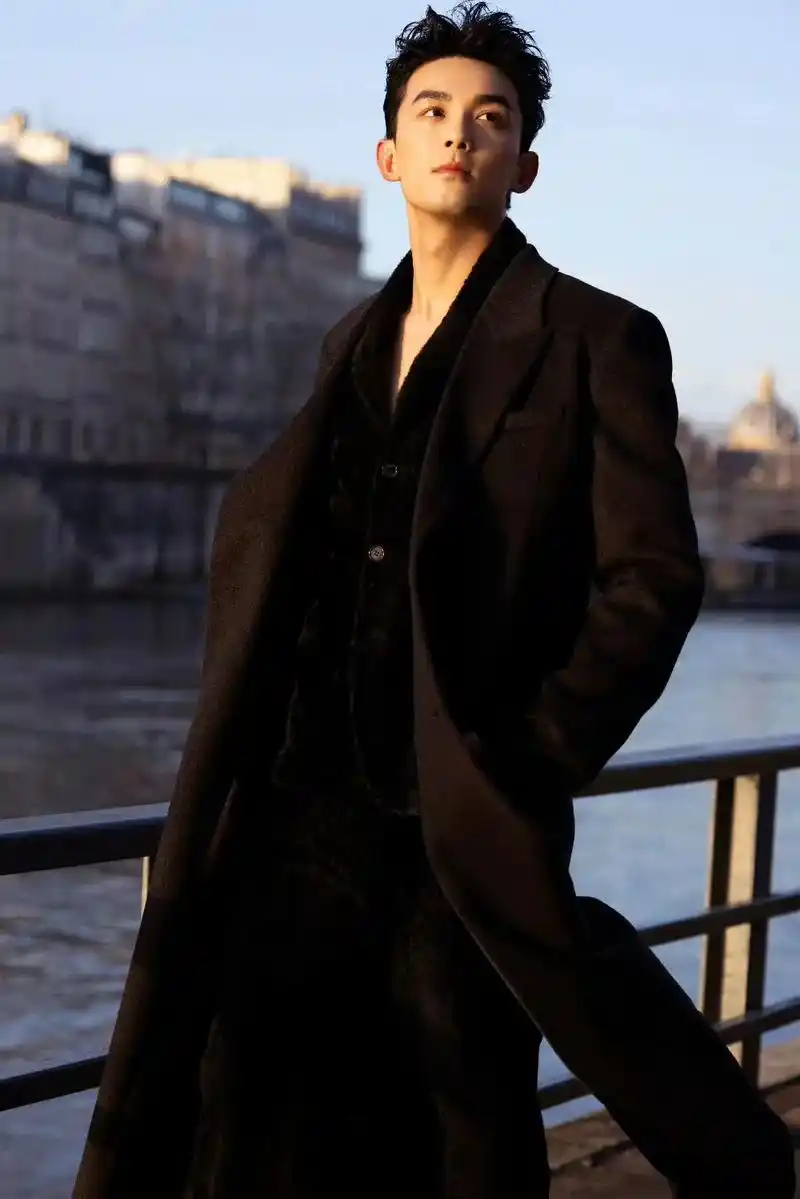 吴磊 帅得很轻松~ #吴磊巴黎时装周 - 抖音